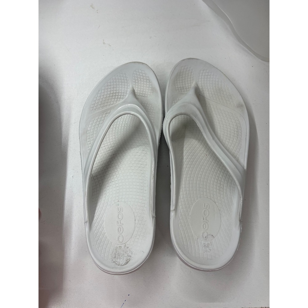 OOFOS OOlala White Recovery Sandals Womens Size 9 M7 Thong Flip Flops